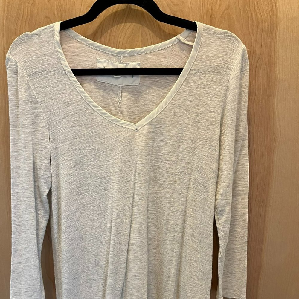 Anthropologie Pure + Good Top S Satin-Trimmed Outmeal 3/4 V-neck Slit